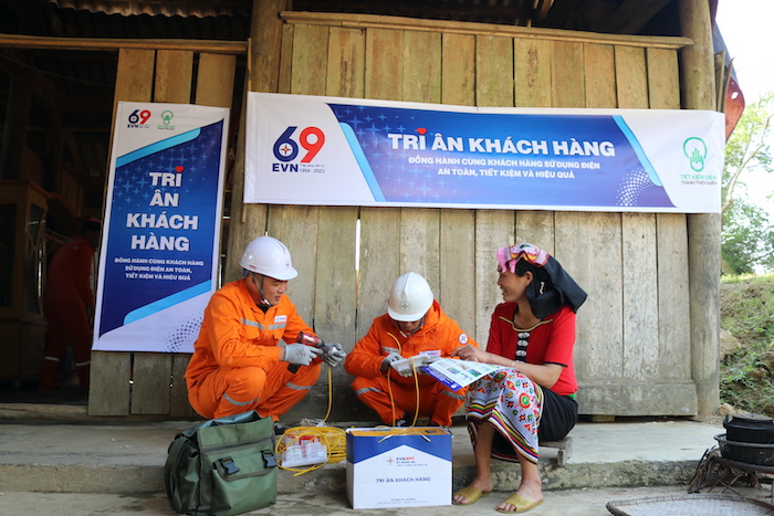 Công nhân Điện lực Quỳ Hợp (PC Nghệ An) thực hiện sửa chữa, thay mới hệ thống điện cho các hộ nghèo, người già neo đơn trên địa bàn huyện.