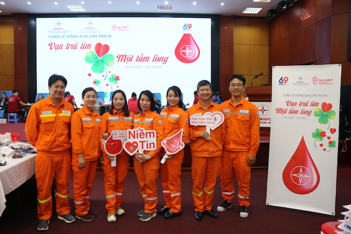 Công nhân Công ty Điện lực Nghệ An tham gia hưởng ứng Chương trình “Tuần Lễ hồng EVN” lần thứ IX, hiến máu nhân đạo tình nguyện năm 2023.