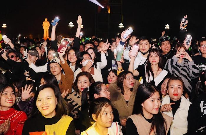 Hàng ngàn người dân xứ Nghệ phấn khởi cùng lãnh đạo tỉnh đếm ngược khoảnh khắc 
