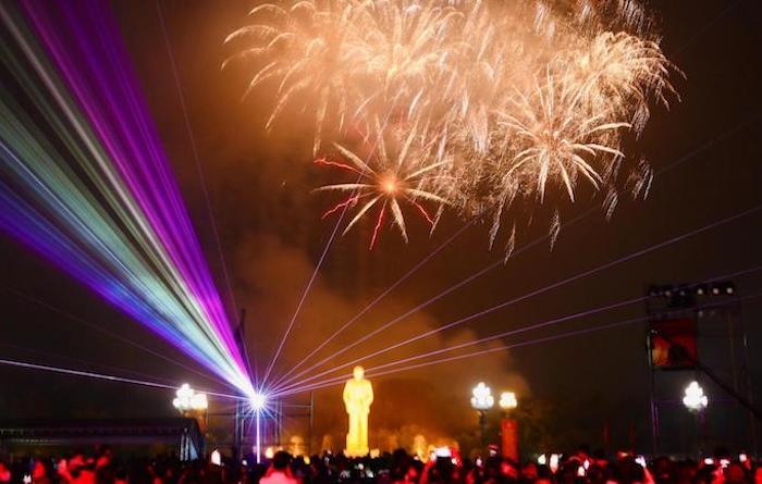 Người dân xứ Nghệ mãn nhãn trước màn pháo hoa nghệ thuật đa sắc màu trên bầu trời Quảng trường Hồ Chí Minh trong thời khắc chào đón năm mới 2024