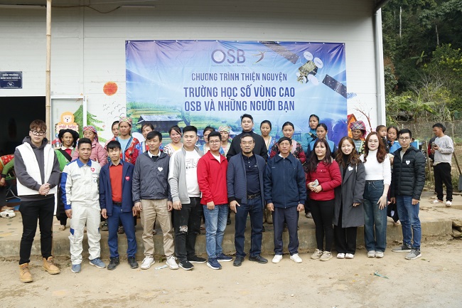 Đại diện Tập đoàn OSB cùng lãnh đạo xã Hồ Bốn, giáo viên trường mầm non Hoa Huệ cùng đội ngũ kỹ thuật chụp ảnh lưu niệm tại điểm trường Háng Á