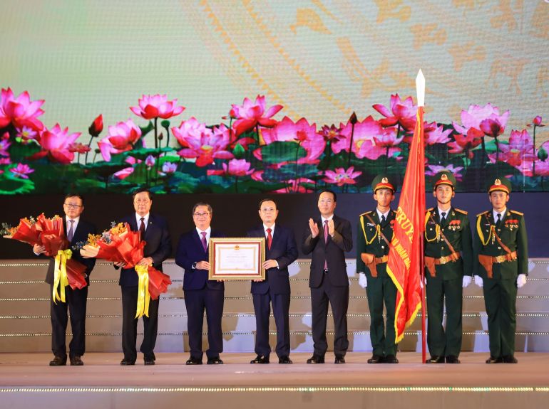 At the Ceremony, President Vo Van Thuong, on behalf of the Party and State, presented the “First-Class Labour Order” to the Party Committee, Government, and People of Can Tho City