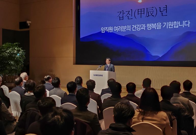 Đồng Giám đốc điều hành của Samsung Electronics Co. Han Jong-hee (trên bục phát biểu) gửi thông điệp năm mới tại trụ sở chính của công ty ở Suwon, phía nam Seoul, vào ngày 2 tháng 1 năm 2024, trong bức ảnh này do công ty cung cấp.(Ảnh KHÔNG BÁN) (Yonhap)