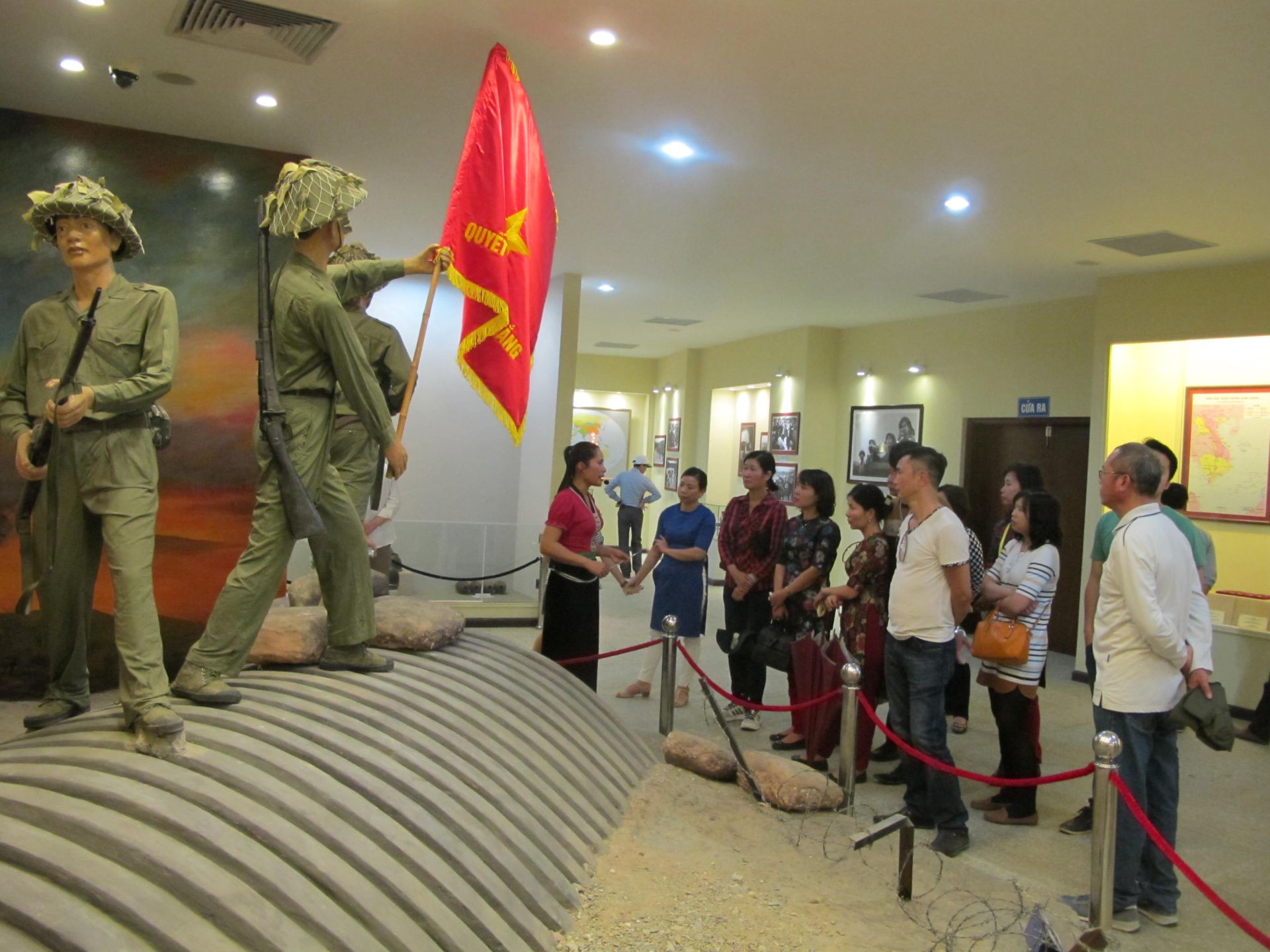 Du khách tham quan Bảo tàng Chiến thắng Điện Biên PhủẢnh minh họa