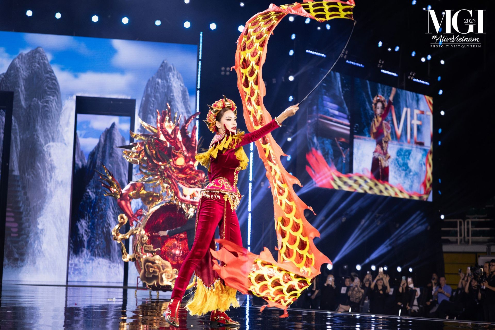 The design “Vu Khuc Thien Long” was performed by Le Hoang Phuong at Miss Grand International 2023