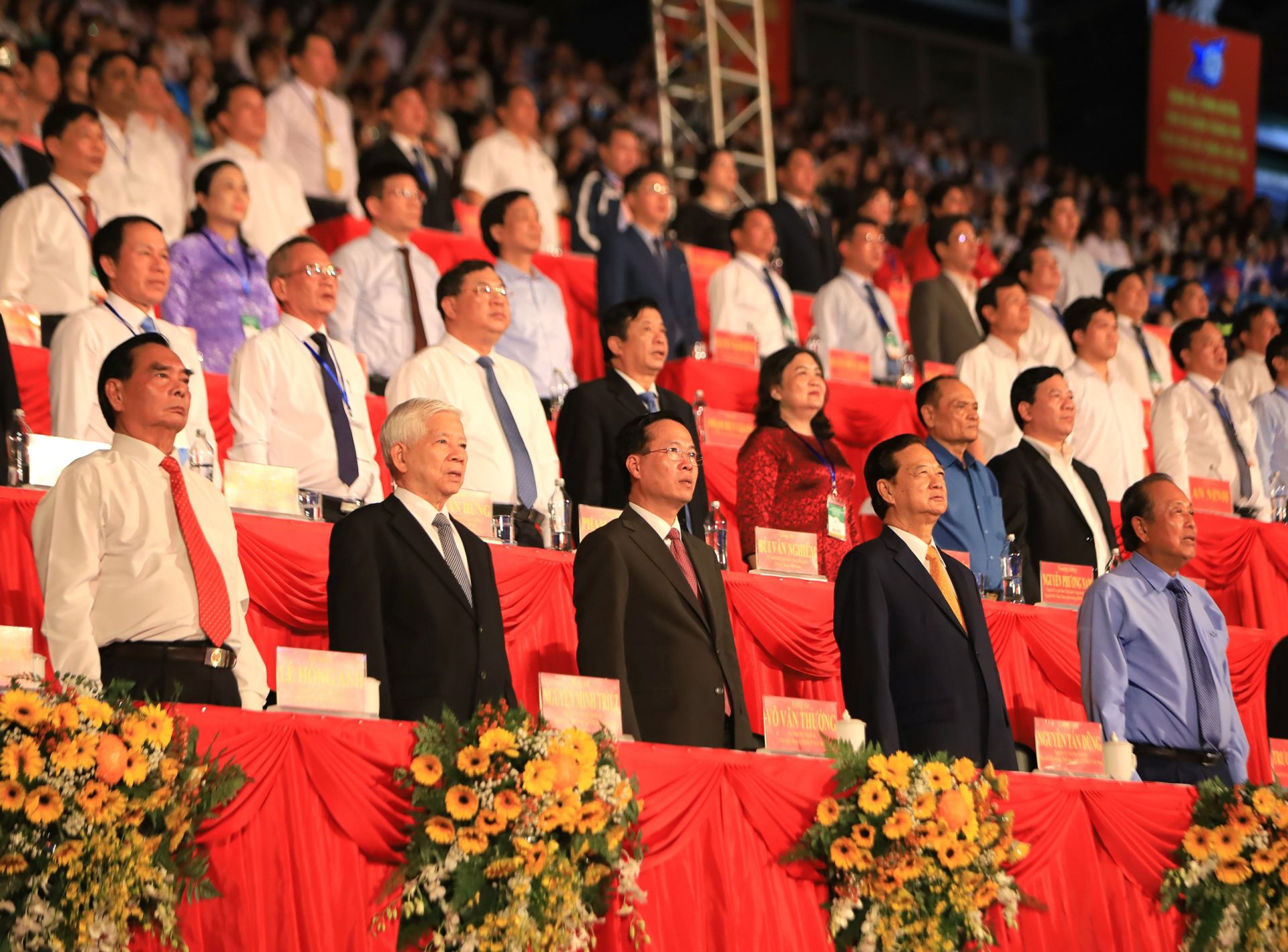 Leaders of the Party and State as well as past leaders were present at Can Tho City's 20th anniversary celebration directly under the Central Government.