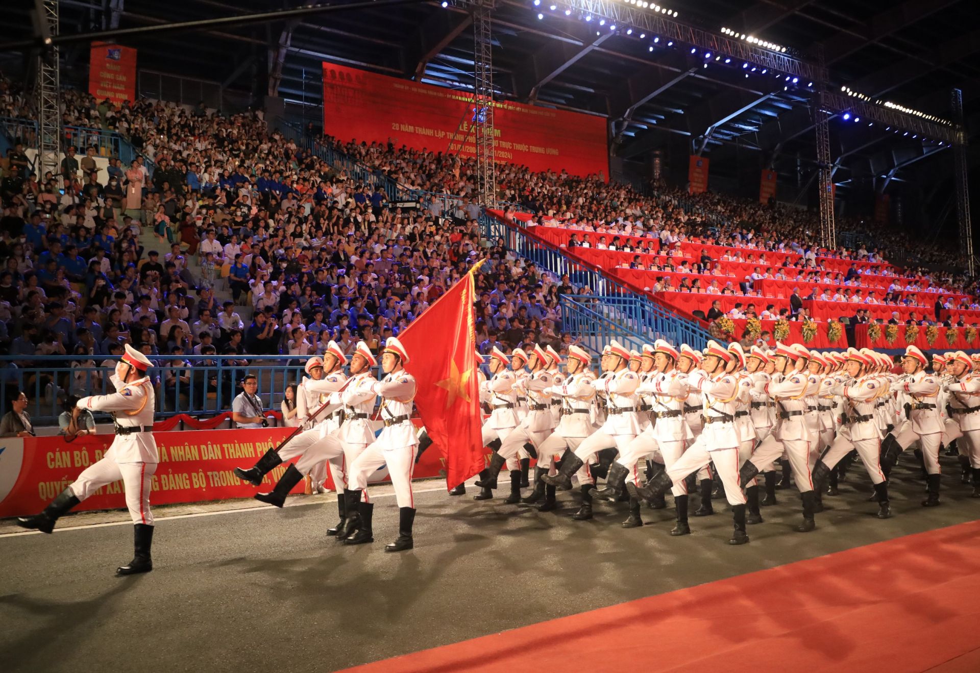 In celebration of the city's 20 years under direct control of the Central Government, the armed forces of Can Tho City marched past the grandstand