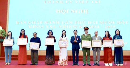9 chi bộ trực thuộc Đảng uỷ cơ sở được tặng Giấy khen hoàn thành xuất sắc nhiệm vụ 5 năm liền (2019-2023)