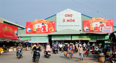 The district's thriving central market fosters the growth of trade and services. (Photo: Thanh Hai)