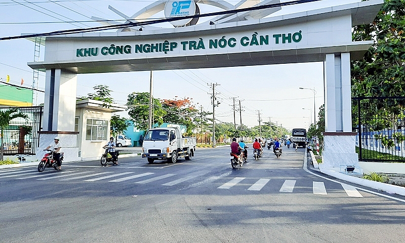 Entrance to Tra Noc Industrial Park (Photo: Huynh Bien).