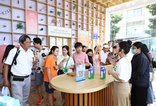 Consumers tried out the new Vinamilk Green Farm product line at the event “Tasting Experience - Journey of Flavours with Vinamilk Green Farm” in Ho Chi Minh City. (Photo: Vi Nam)