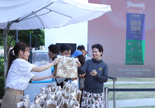 Check-in to receive gifts at the event. (Photo: Vi Nam)