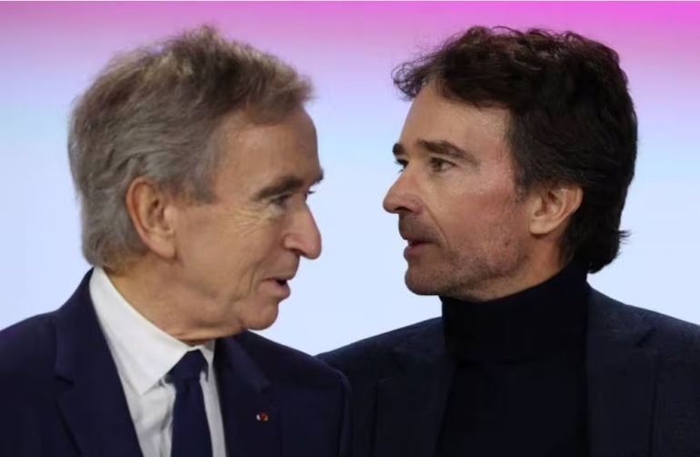 Người đứng đầu LVMH Bernard Arnault, trái, cùng Antoine Arnault, giám đốc điều hành của LVMH Holding Company, tại Paris. AFP