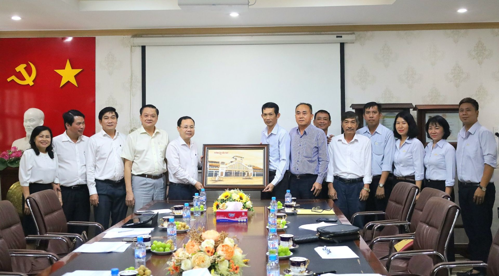 Mr. Pham Duy Tin - Head of the Management Board of Can Tho Industrial and Export Processing Zones (3rd from left to right) and the Working Group of City Leaders. Can Tho visited and worked with Saigon - Western Brewery