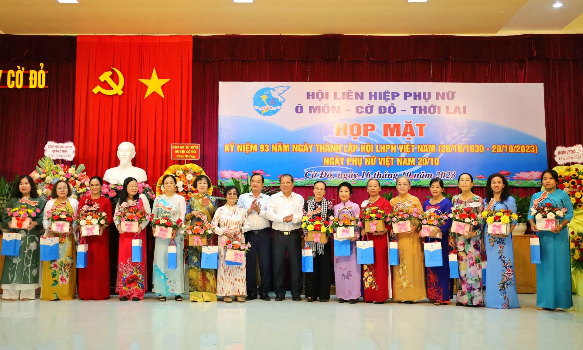 Lãnh đạo huyện Cờ Đỏ chúc mừng kỷ niệm 93 năm Ngày thành lập Hội LHPN Việt Nam (20/10/2023), tổ chức tại Huyện ủy Cờ Đỏ.