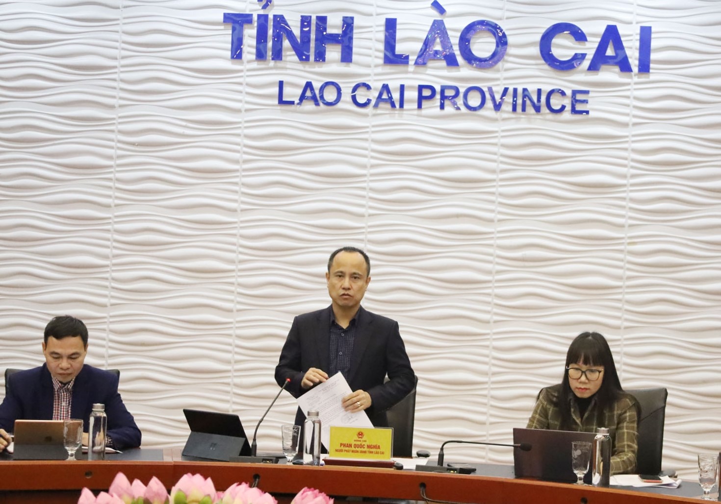 Ông Phan Quốc Nghĩa, Chánh Văn phòng UBND tỉnh phát biểu tại cuộc họp báo.