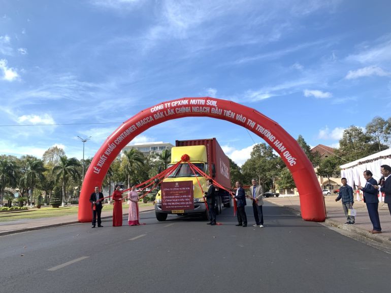 The launching ceremony of the container truck exporting macadamia to South Korea