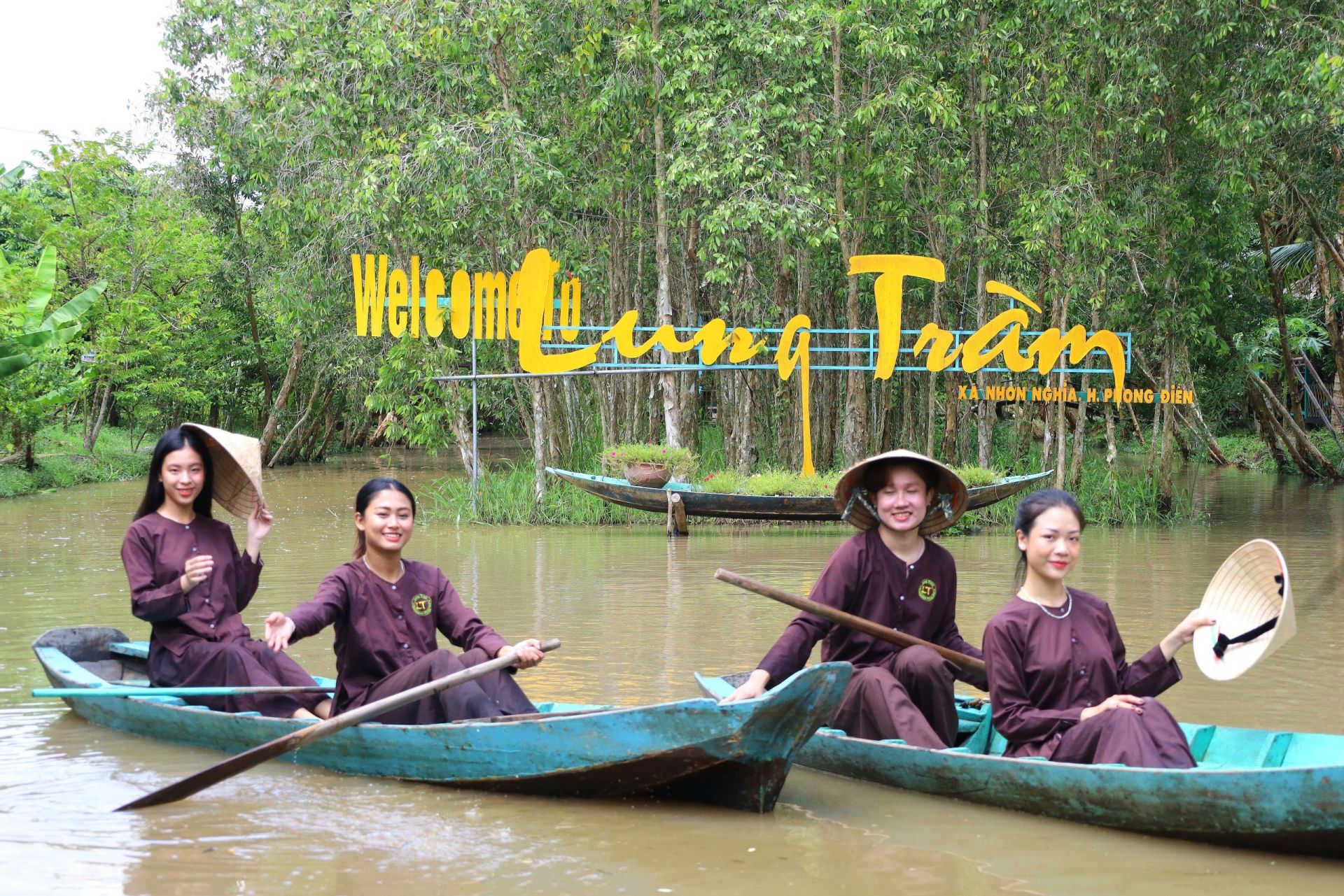 Khu du lịch sinh thái Lung Tràm tọa lạc tại xã Nhơn Ái, huyện Phong Điền là một trong những địa điểm sinh thái của Du khách trong nước khi đến với Cần Thơ.