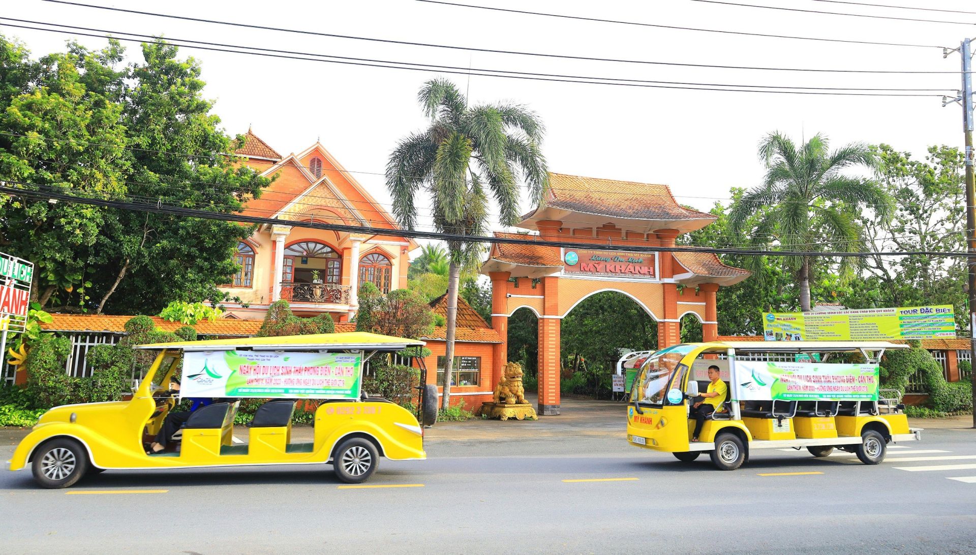 Xe điện du lịch trước cổng Làng Du lịch Mỹ Khánh, đưa đón du khách di chuyển tới các địa điểm du lịch nổi tiếng trên địa bàn huyện và TP. Cần Thơ.