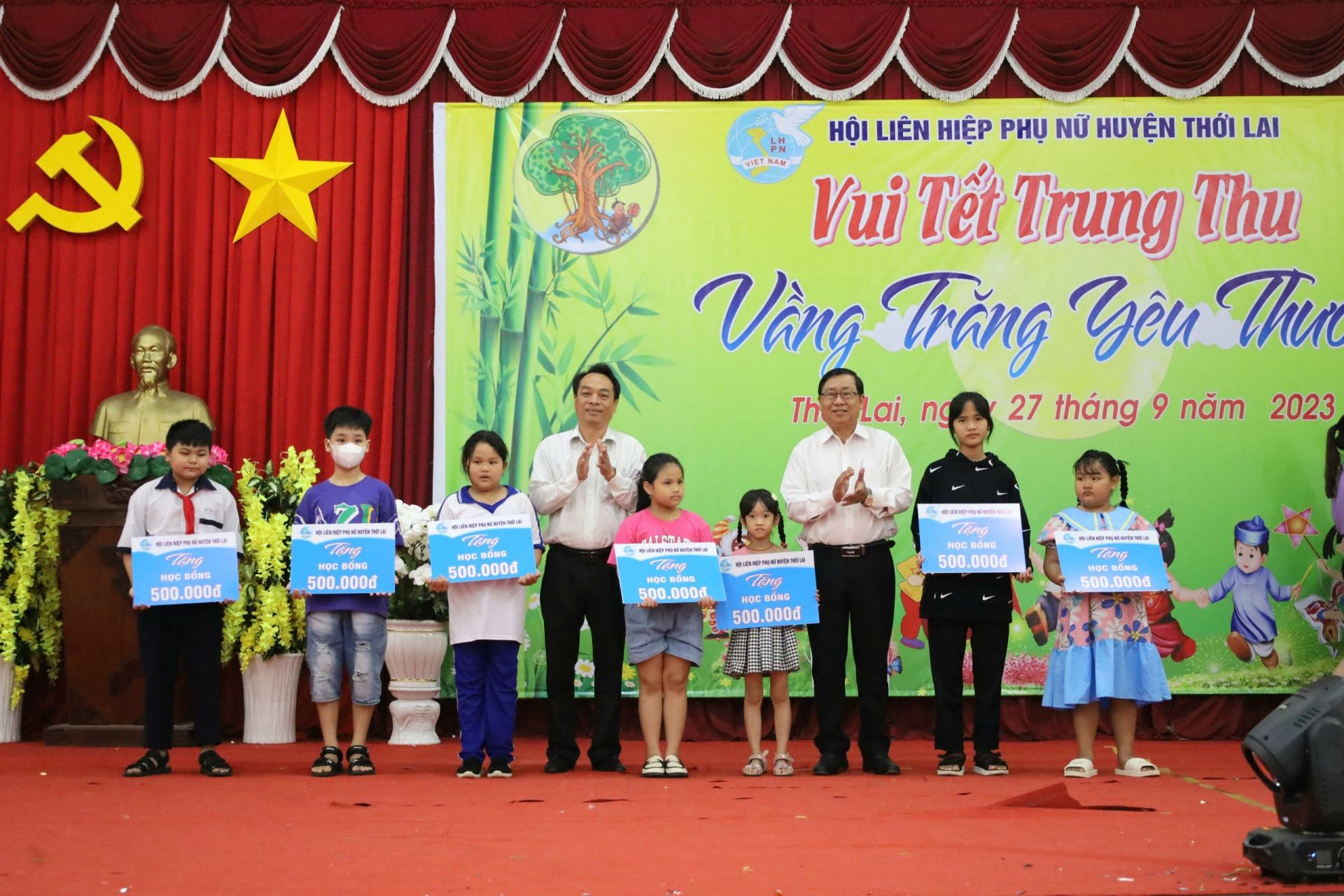 Hội Liên hiệp Phụ nữ huyện Thới Lai trao tặng học bổng đến các em học sinh hiếu học, có hoàn cảnh khó khăn nhân dịp Tết Trung thu năm 2023.