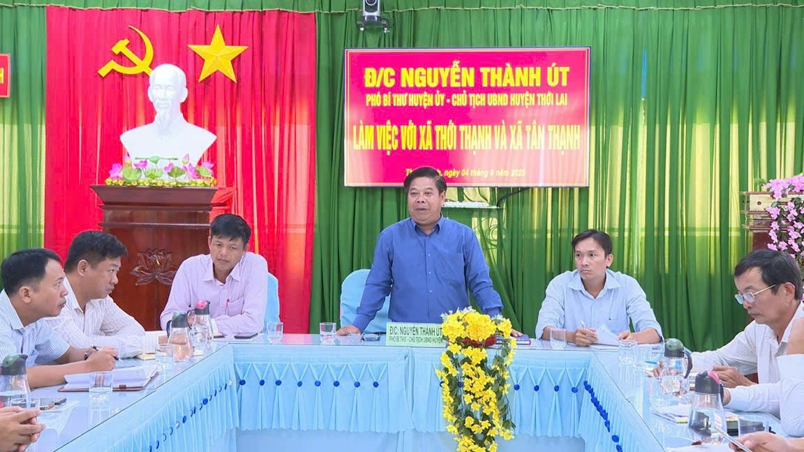 ông Nguyễn Thành Út - Chủ tịch UBND huyện Thới Lai, cùng Đoàn công tác của huyện Thới Lai làm việc với các địa phương trong huyện.