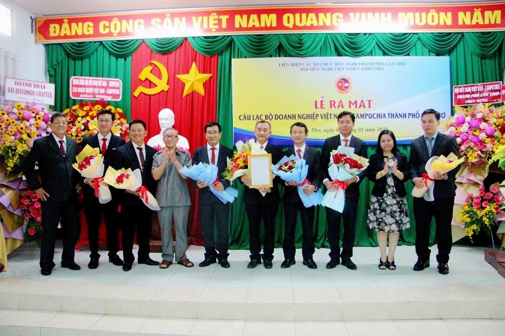 Ms Le Thi Thanh Giang, Chairwoman of the Union of Friendship Organisations of Can Tho City and Mr Nguyen Van Can - Chairman of the Vietnam - Cambodia Friendship Association of Can Tho City presented flowers and the Decision on the establishment of the Vietnam - Cambodia Business Club of Can Tho City to the club’s Executive Committee