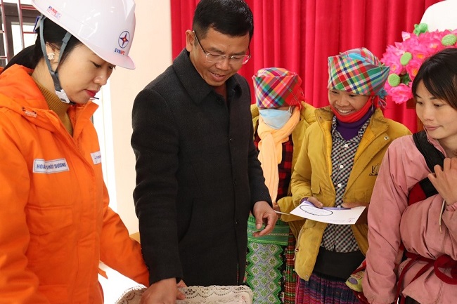 Ông Lường Văn Tâm - Chủ tịch UBND xã Suối Giàng cùng tham gia tặng quà tri ân của PC Yên Bái cho các gia đình khó khăn trên địa bàn xã