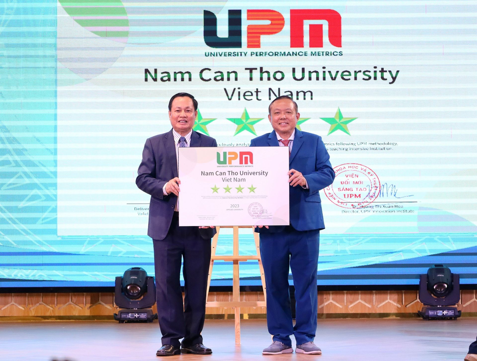 Dr. Nguyen Tien Dung - Chairman of the University Council (right), on behalf of CTU, receives the UPM 4-star comparative ranking certificate from Prof. Dr. Nguyen Huu Duc - Founding Chairman of the UPM Institute of Innovation