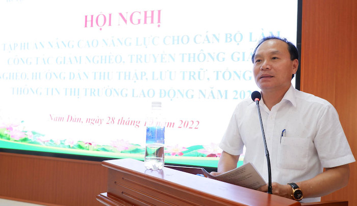 Ông Vương Hồng Thái - Phó Chủ tịch UBND huyện Nam Đàn phát biểu chỉ đạo tại Hội nghị tập huấn nâng cao năng lực cho cán bộ làm công tác thông tin, tuyên truyền thuộc cơ quan Đảng và các tổ chức chính trị - xã hội của các xã, thị trấn, trưởng các tổ chức đoàn thể xóm, khối trên địa bàn huyện