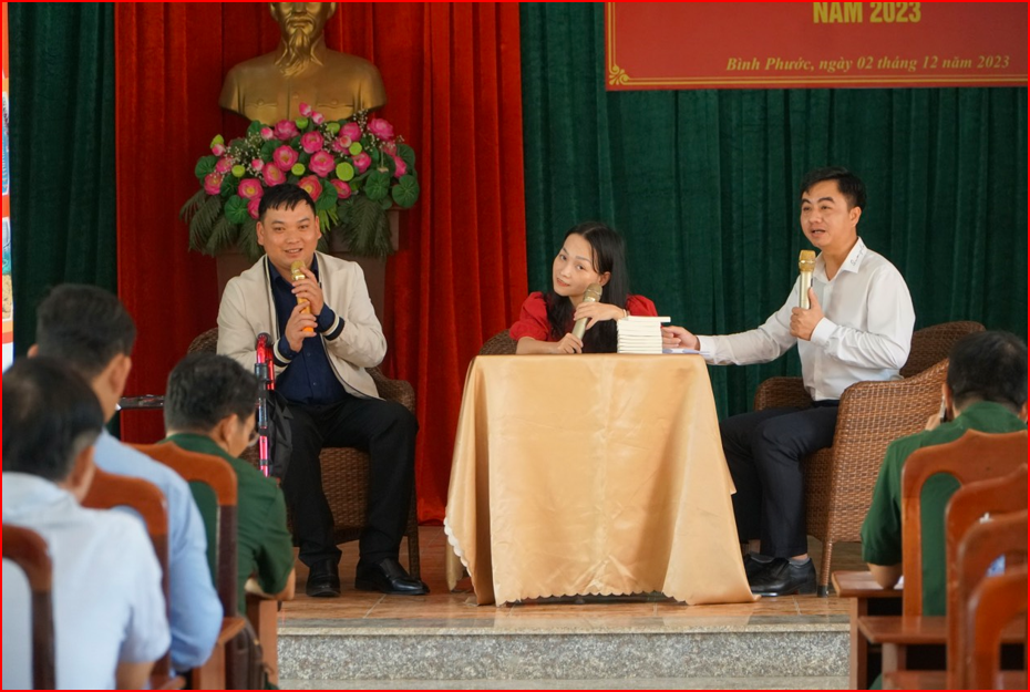 Ông Trần Quốc Duy, Giám đốc TT XTĐT,TM&DL (phải) điều hành talkshow với nữ nhà văn Trần Trà My và anh Lưu Lập Đức, Giám đốc Công ty TNHH Agri Đức Tiến (trái)