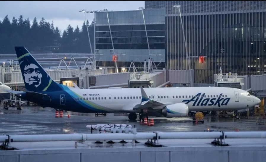 Một chiếc máy bay Boeing 737 MAX 9 của Alaska Airlines đậu ở cổng Sân bay Quốc tế Seattle-Tacoma vào ngày 6 tháng 1 năm 2024 tại Seattle, Washington. Alaska Airlines đã hạ cánh máy bay 737 MAX 9 sau khi một phần thân máy bay bị nổ tung trong chuyến bay từ Portland Oregon đến Ontario, California. (Ảnh của Stephen Brashear/Getty Images)