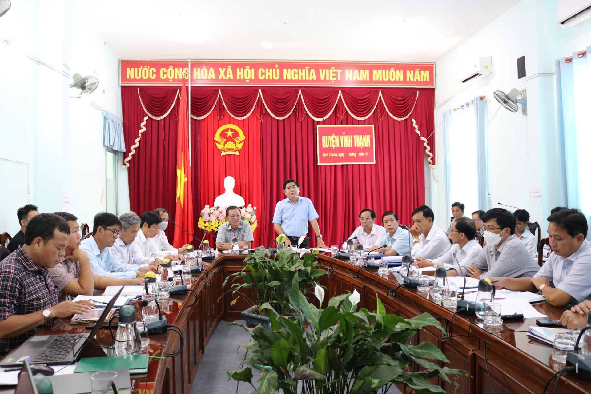 Mr Doan Quoc Su - Chairman of Vinh Thanh District People’s Committee, chaired the meeting with the Departments and Divisions under the district