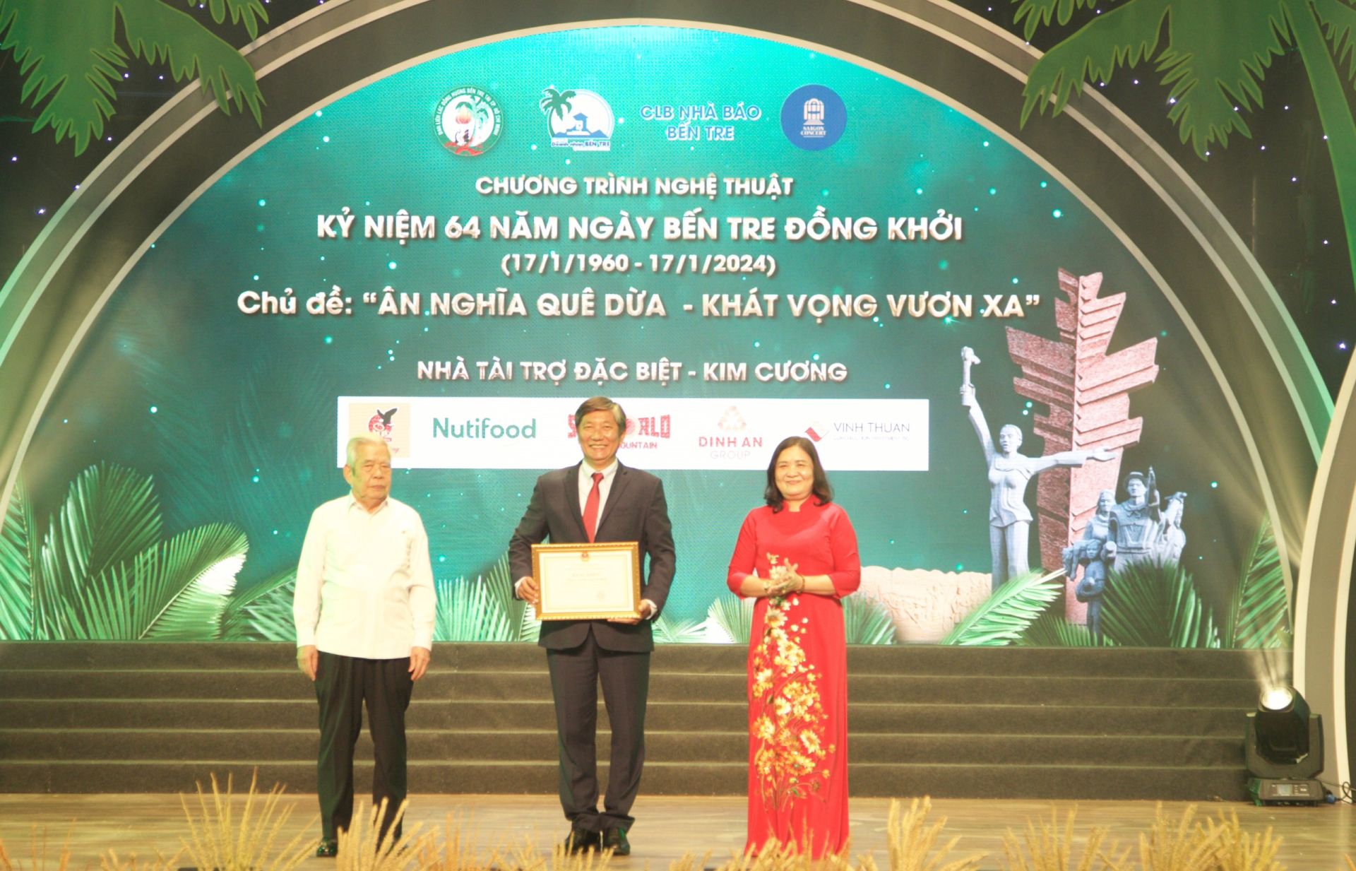 Quyền Bí thư Tỉnh uỷ Hồ Thị Hoàng Yến và ông Lê Tam Dũng trao bằng khen cho có đóng góp cho tỉnh Bến Tre