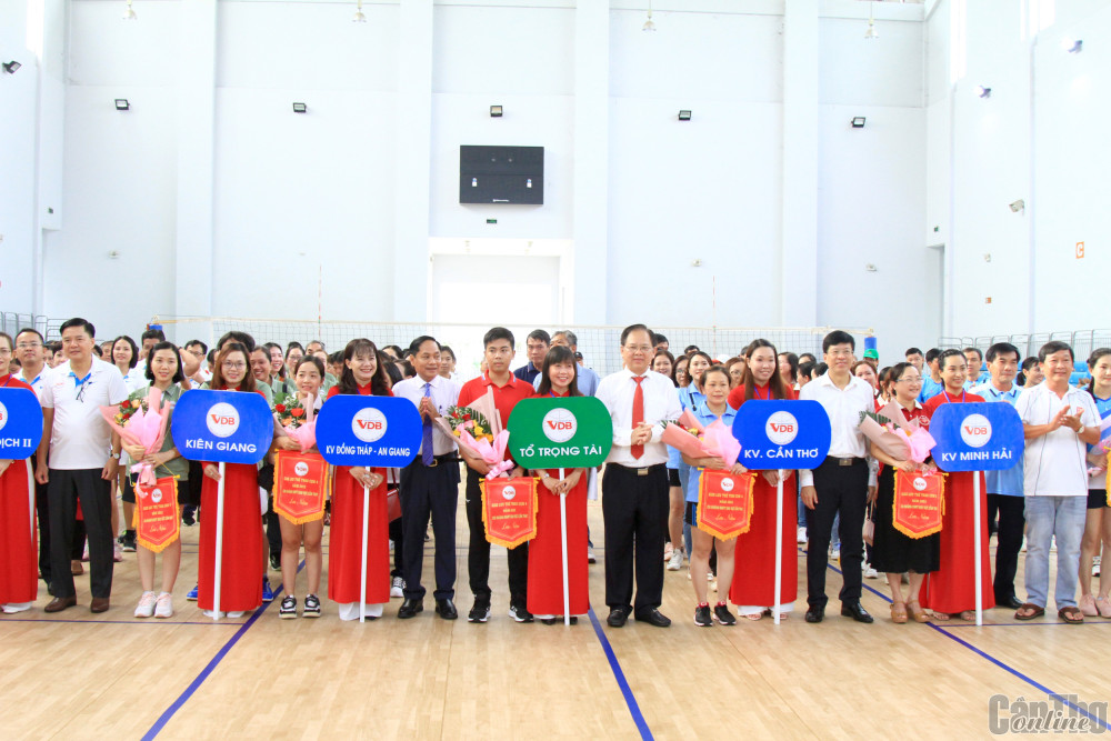 Leaders of VDB - Can Tho Branch and employees participating in the Sports Festival to celebrate the 133rd birthday of President Ho Chi Minh (May 19, 1890 - May 19, 2023) and the 17th anniversary of the establishment of the Vietnam Development Bank