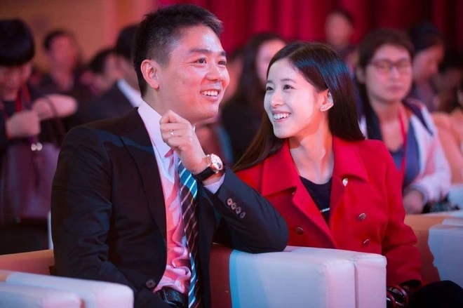 Chương Trạch Thiên kết hôn với Lưu Cường Đông - nhà sáng lập công ty thương mại điện tử Jingdong - đơn vị chủ quản của website mua bán trực tuyến jd.com