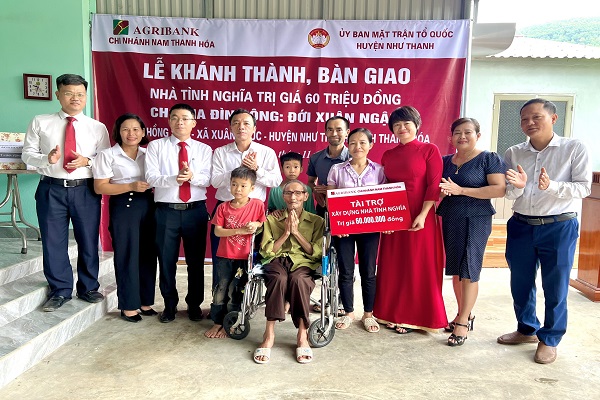 Agribank Nam Thanh Hoa presents sponsorship money for a charity house in Như Thanh District