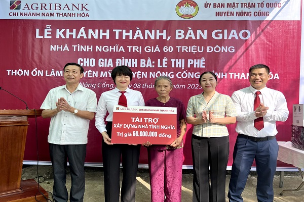 The inauguration and handover ceremony of Agribank Nam Thanh Hoa’s charity house in Nong Cong District