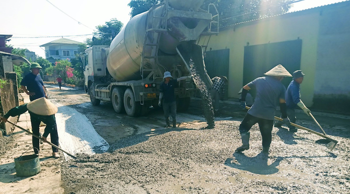Nhân dân xã Nghi Mỹ đổ đường bê tông trong quá trình xây dựng NTM nâng cao