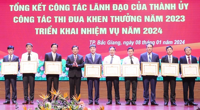 Thừa ủy quyền của Chủ tịch UBND tỉnh, đồng chí Vũ Trí Hải trao Bằng khen cho các tập thể.