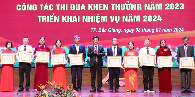 Đồng chí Trần Thanh Hải - Phó Bí thư Thường trực Thành ủy trao Giấy khen cho các đảng viên tiêu biểu.