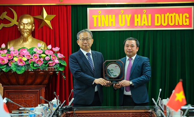 Đồng chí Bí thư Tỉnh ủy Trần Đức Thắng tặng quà lưu niệm cho Đại sứ đặc mệnh toàn quyền Nhật Bản tại Việt Nam Yamada Takio