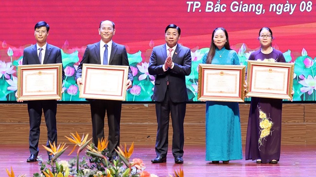 Thừa ủy quyền của Thủ tướng Chính phủ, đồng chí Dương Văn Thái trao Bằng khen cho các cá nhân và tập thể tiêu biểu.