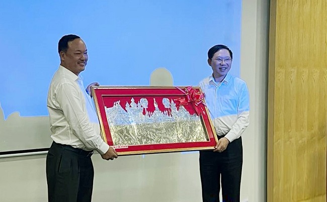 Ông Somvang Vongvilay (Nguyễn Thế Hiền) - Tổng Giám đốc Công ty TNHH Xây dựng Chitchareune (Lào) tặng quà lưu niệm cho Chủ tịch UBND tỉnh Lê Ánh Dương.