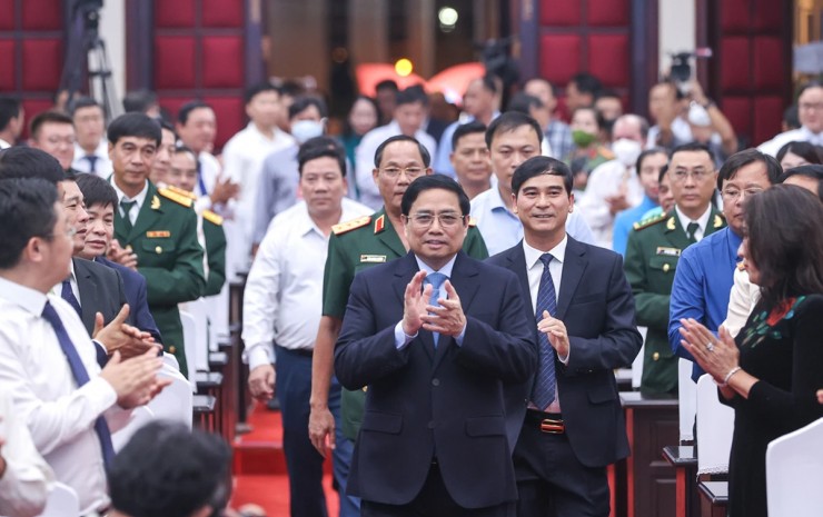 Thủ tướng Phạm Minh Chính và Bí thư Tỉnh ủy Bình Thuận Dương Văn An tại kỷ niệm 30 năm ngày tái lập tỉnh Bình Thuận
