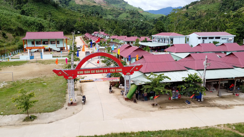 Khu dân cư Bằng La, xã Trà Leng hiện lên vững chãi giữa khu đất bằng phẳng được ấp ôm bởi những đồi quế xanh mát của người Bh'noong