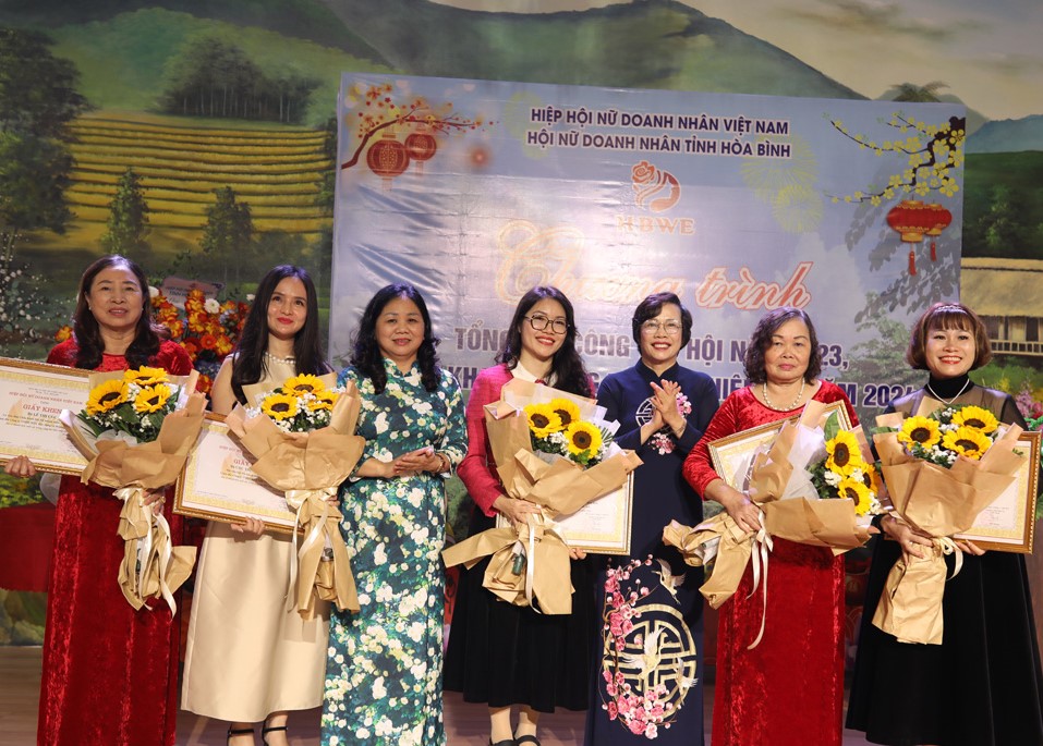 Leaders of the Provincial Women’s Union and the Hoa Binh Province’s Association of Women Entrepreneurs present certificates of merit from the Vietnam Women Entrepreneurs’ Association to 5 individuals with outstanding achievements in the association’s activities in 2023