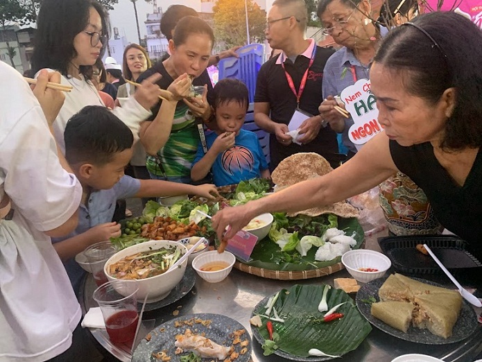 Visitors enjoy dishes prepared by the competing teams