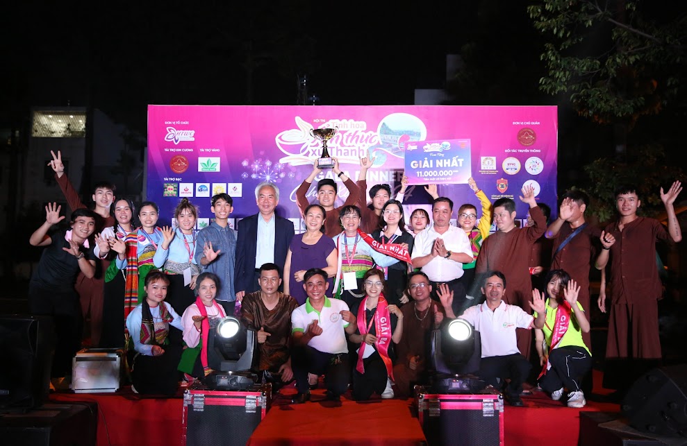 The Ngoc Lac Association team receives the first prize of the competition