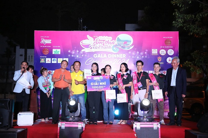 The Nhu Thanh Association team receives the second prize