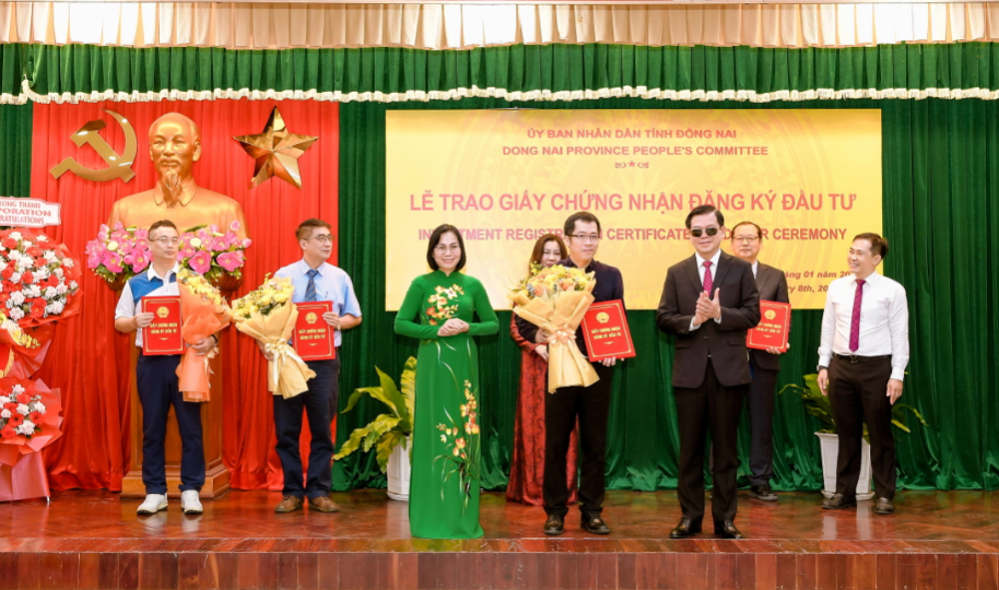 Mr Nguyen Hong Linh, Secretary of the Dong Nai Provincial Party Committee and Ms Nguyen Thi Hoang, Vice Chairman of the Dong Nai Provincial People’s Committee, presented the Investment Certificate to Mr Truong Hoang Phuong, Director of the Nestlé Tri An Factory